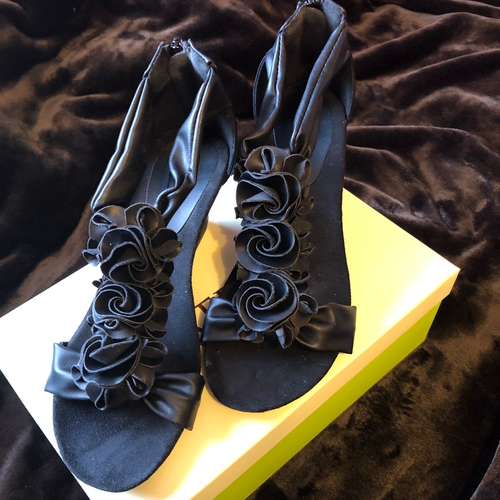Super cute wedge sandals with flower detailing